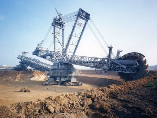 <p>Maden çıkarmak çok önemli ve dikkatli olunması gereken bir iş alanıdır. Çalışmaya başlamadan önce tüm ekipmanlarınızın bulunduğu bir tesis projelendirilmesi gerekmektedir.</p><p>Tüm detayların düşünüldüğü maden tesisi projelendirmesini Oremac Türkiye firmamıza yaptırabilirsiniz. Maden tesisi projelendirme hizmeti ile birlikte ihtiyacınız olan maden makinelerini de Oremac Türkiye'den temin edebilirsiniz.</p>